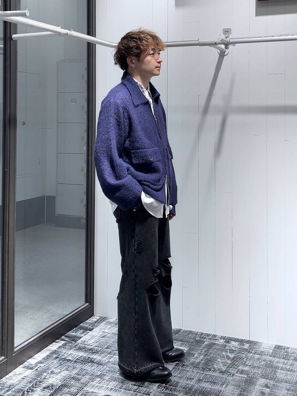 「低身長、きれいめ、モード、オーバーサイズ、HARE、シャツ、ニット、セールコーデ、スウェットパンツ」｜「HAREの【SET UP対応】TOROMIシシュウシャツ(HARE)（シャツ/ブラウス、ホワイト系）」を使った、HARE     もりたいさん（メンズ・168cm）の秋コーディネートの2枚目の写真