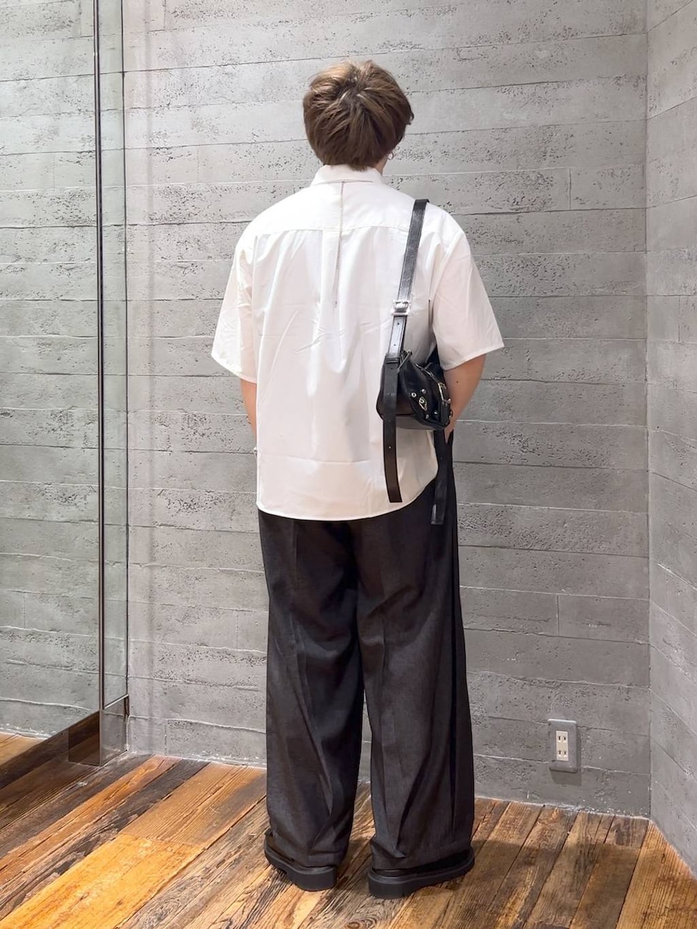 「低身長、きれいめ、オーバーサイズ、HARE、ワイドパンツ、シャツ、ベーシック/シンプル、WEB限定、夏コーデ」|「HAREのステンレスブレスレット(HARE)(ブレスレット、シルバー系)」を使った、HARE もりたいさん(メンズ・168cm)の春コーディネートの3枚目の写真