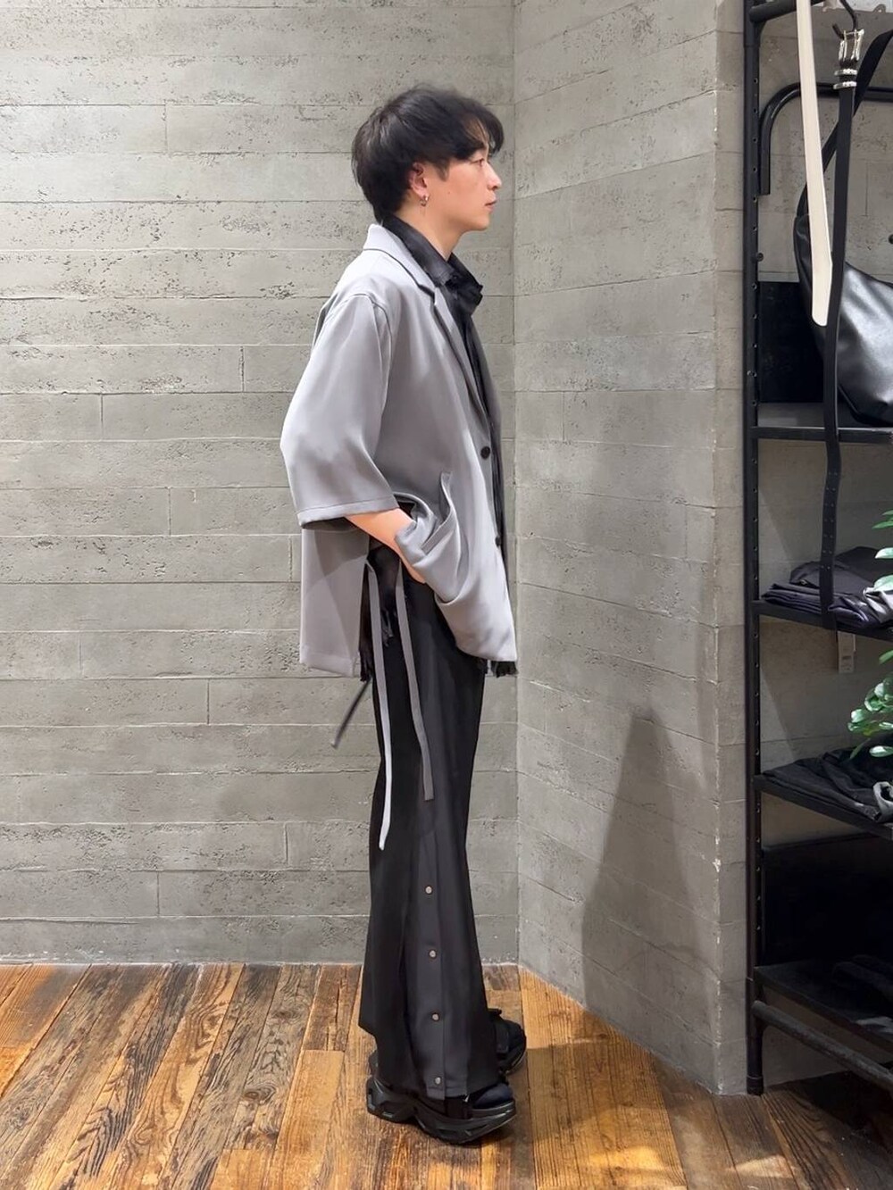 ブラック系のシャツ/ブラウス、グレー系のテーラードジャケット、ブラック系のサンダルを着用したメンズの春コーディネートの2枚目の写真