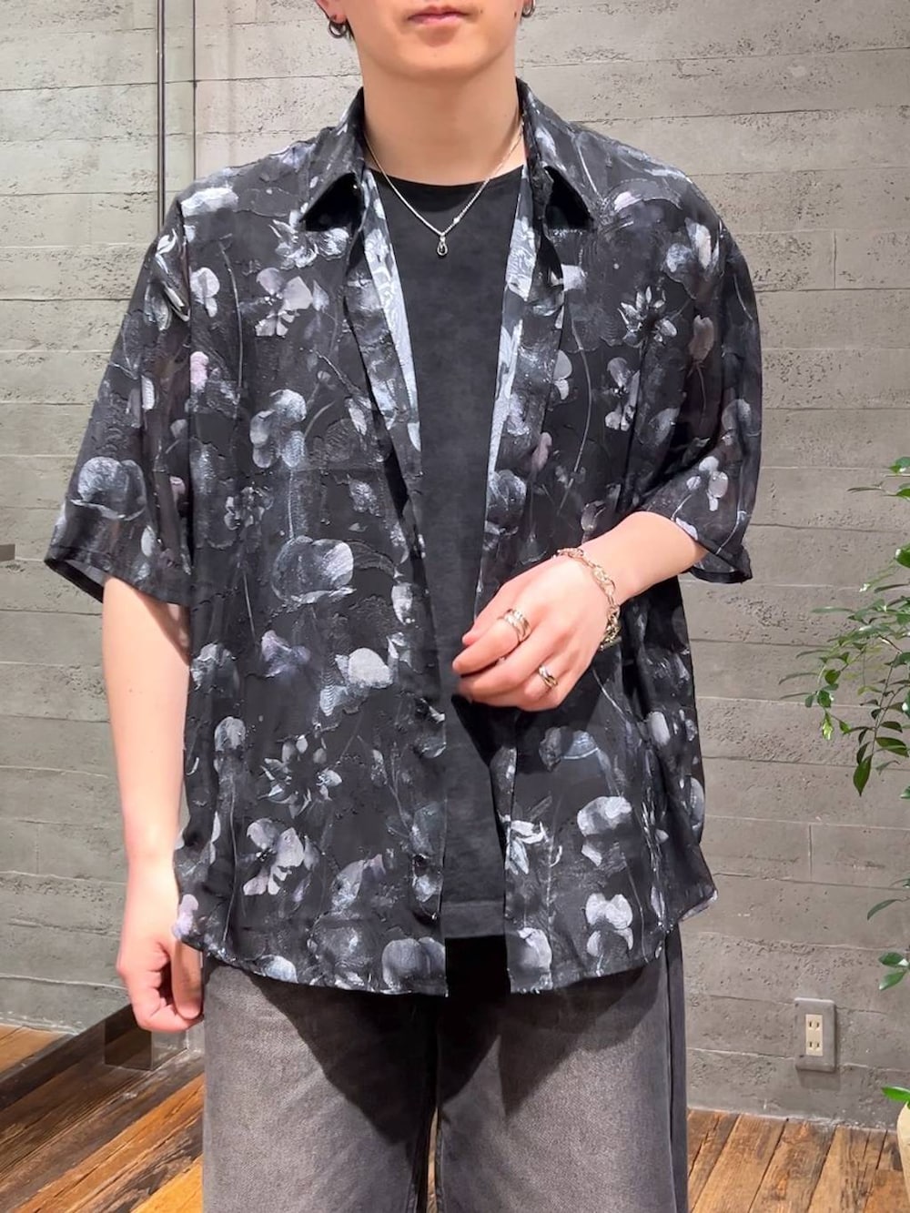 ブラック系のサンダル、ブラック系のデニムパンツ、ブラック系のシャツ/ブラウスを着用したメンズの春コーディネートの5枚目の写真