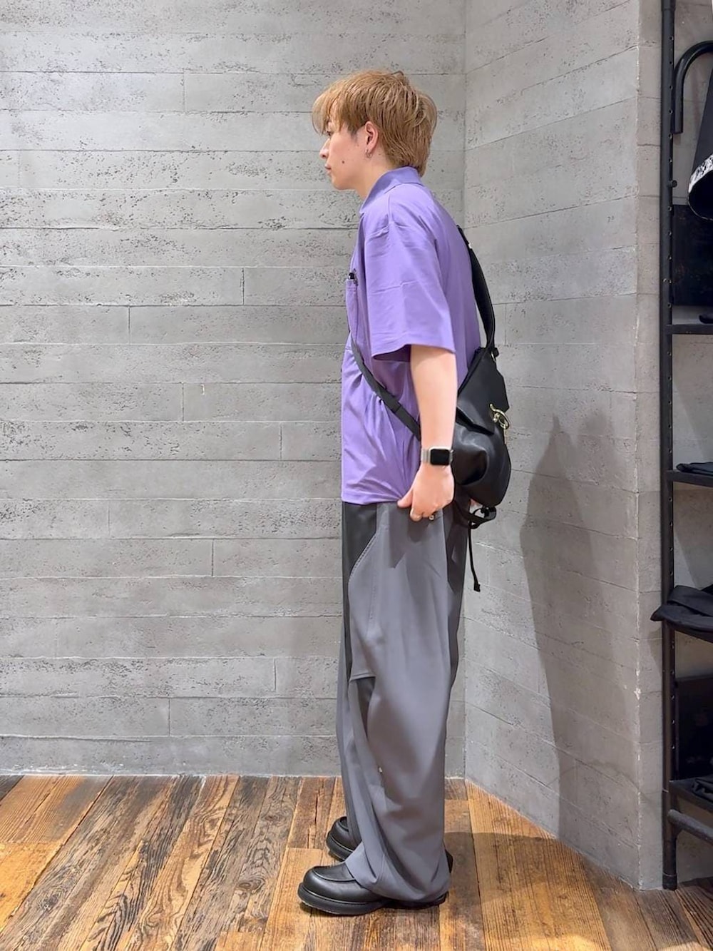 グレー系のスラックス、パープル系のTシャツ/カットソー、ブラック系のローファーを着用したメンズの夏コーディネートの4枚目の写真