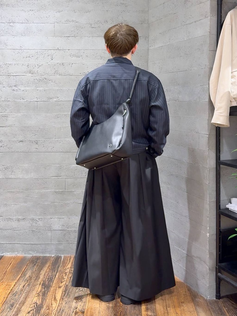 ブラック系のその他パンツ、ブラック系のドレスシューズ、ブルー系のブルゾンを着用したメンズの春コーディネートの3枚目の写真