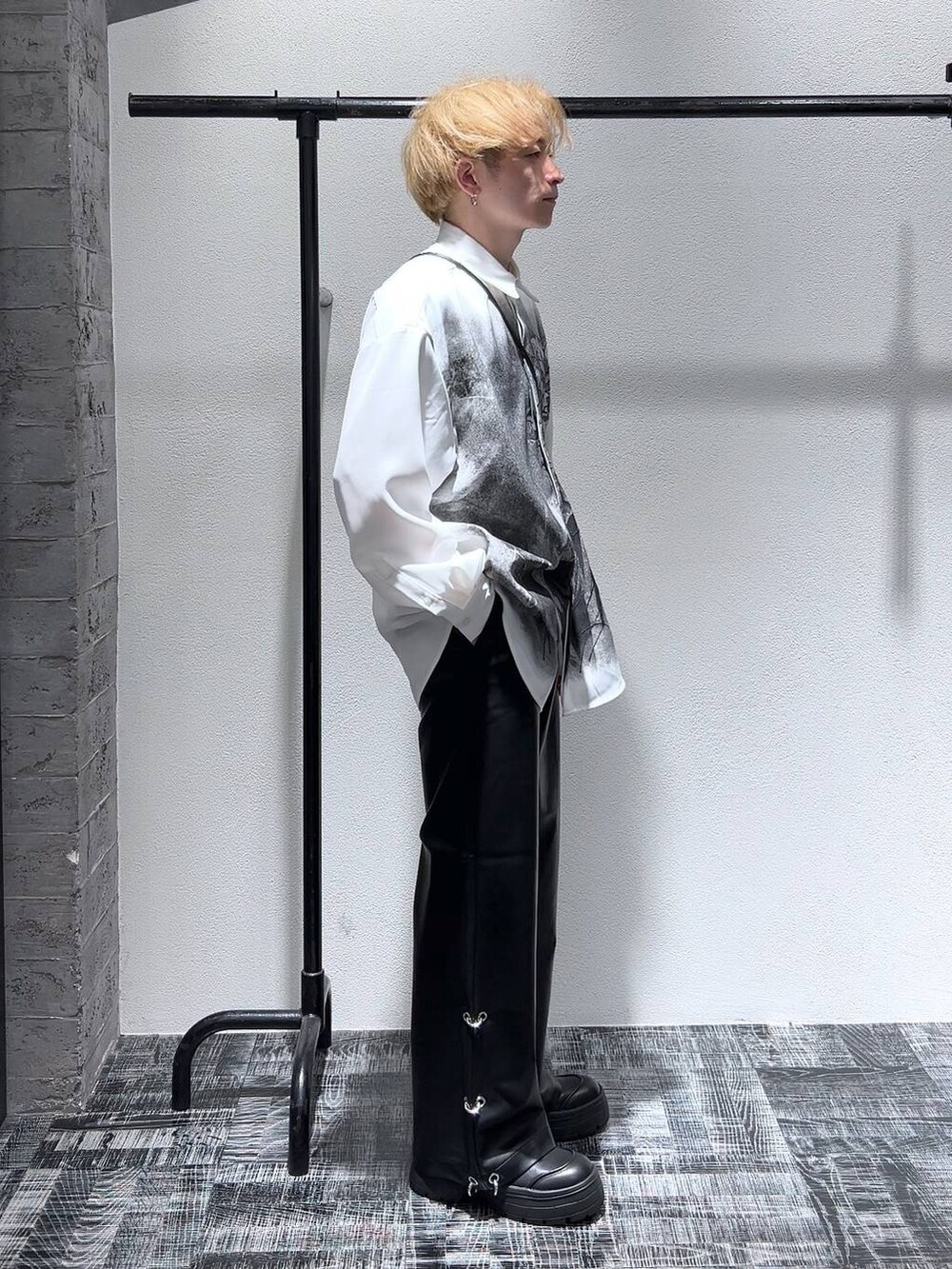 ブラック系のショルダーバッグ、ブラック系のブーツ、ホワイト系のシャツ/ブラウスを着用したメンズの冬コーディネートの2枚目の写真