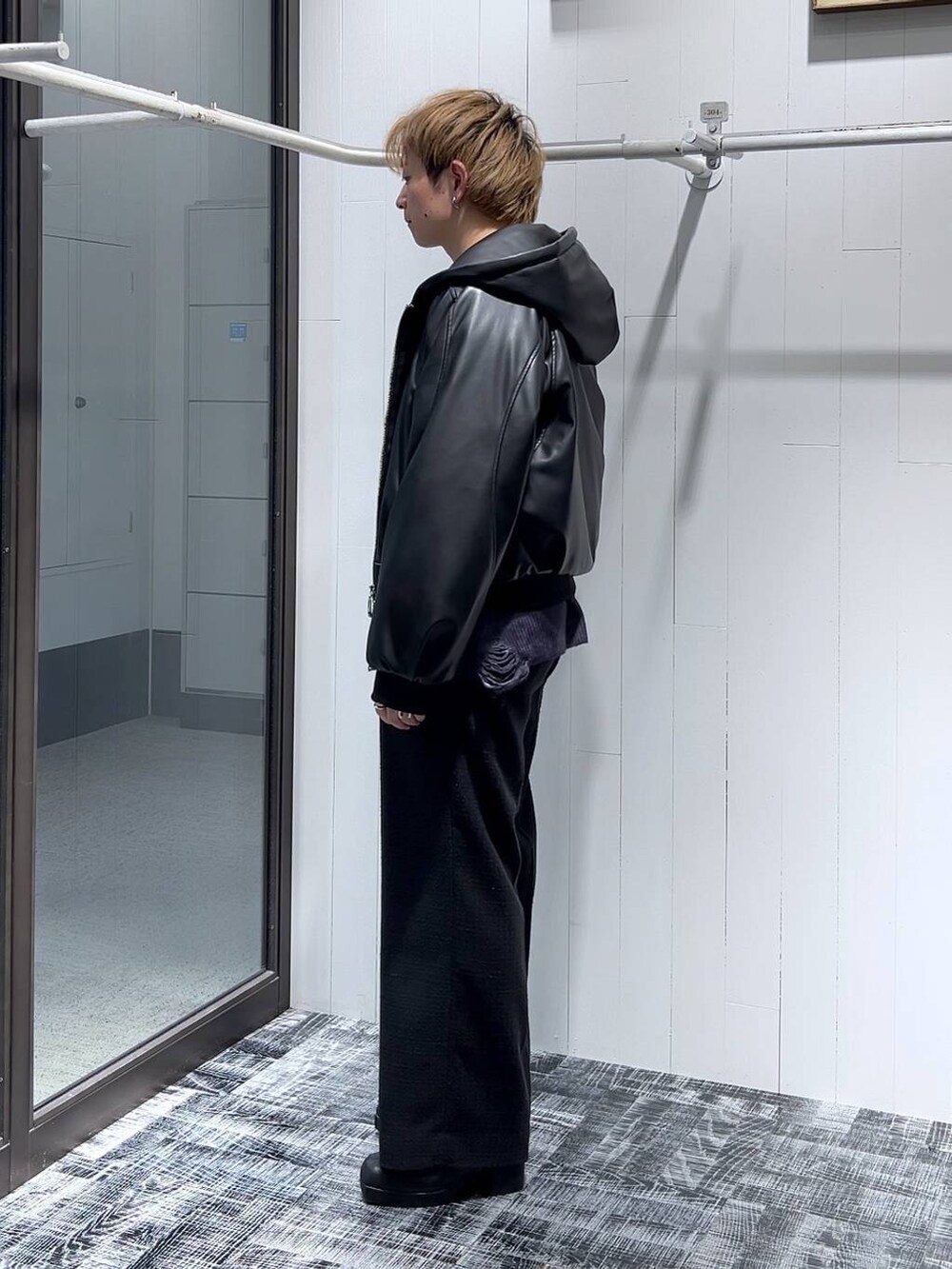 ブラック系のその他パンツ、ブラック系のニット/セーター、ブラック系のブーツを着用したメンズの冬コーディネートの4枚目の写真