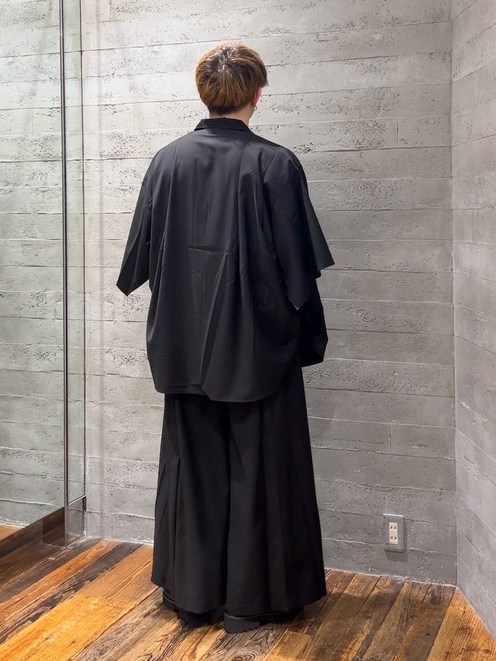 ブラック系のその他パンツ、ブラック系のTシャツ/カットソー、ブラック系のサンダルを着用したメンズの夏コーディネートの3枚目の写真