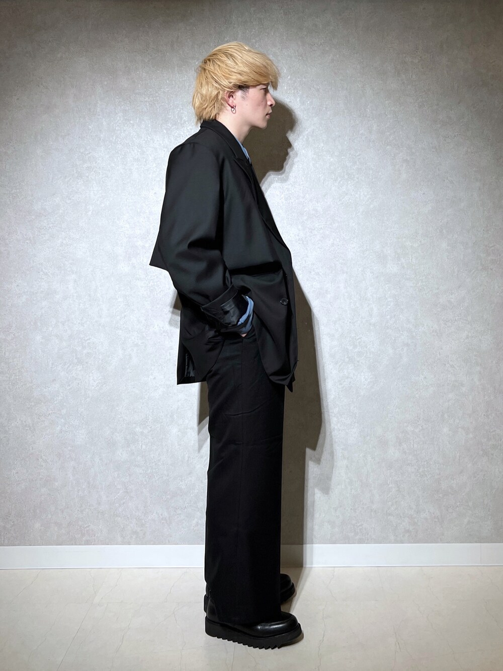 ブラック系のテーラードジャケットを着用したメンズの冬コーディネートの2枚目の写真