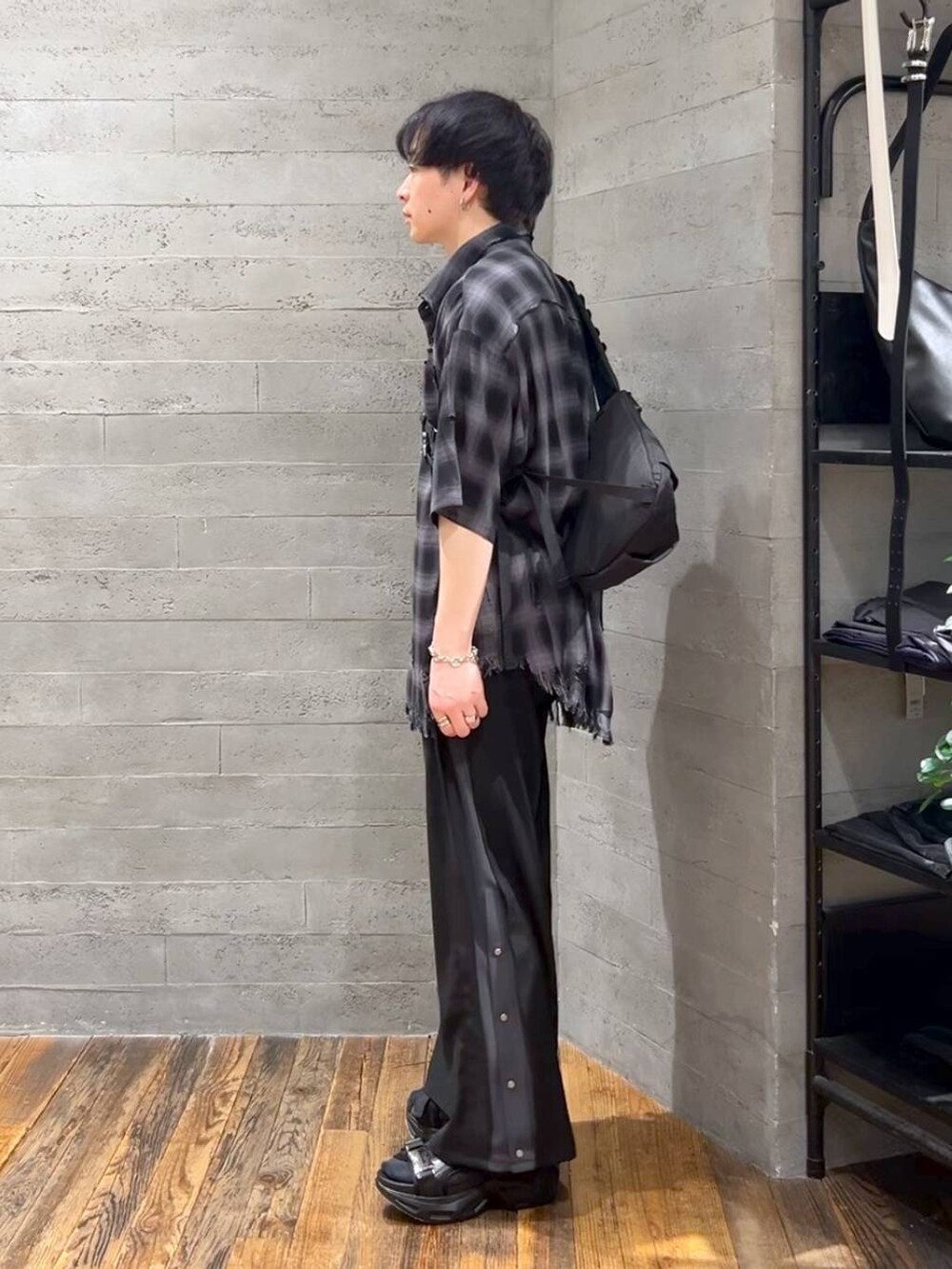 ブラック系のシャツ/ブラウス、ブラック系のサンダル、ブラック系のショルダーバッグを着用したメンズの春コーディネートの2枚目の写真