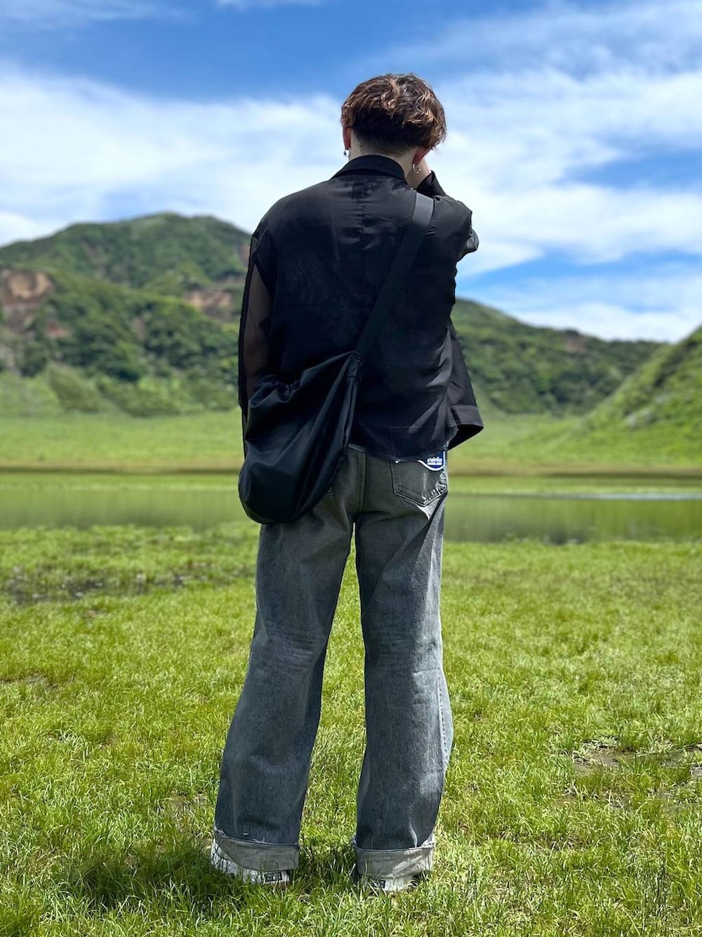 グレー系のTシャツ/カットソー、ブラック系のシャツ/ブラウス、シルバー系のネックレスを着用したメンズの夏コーディネートの4枚目の写真