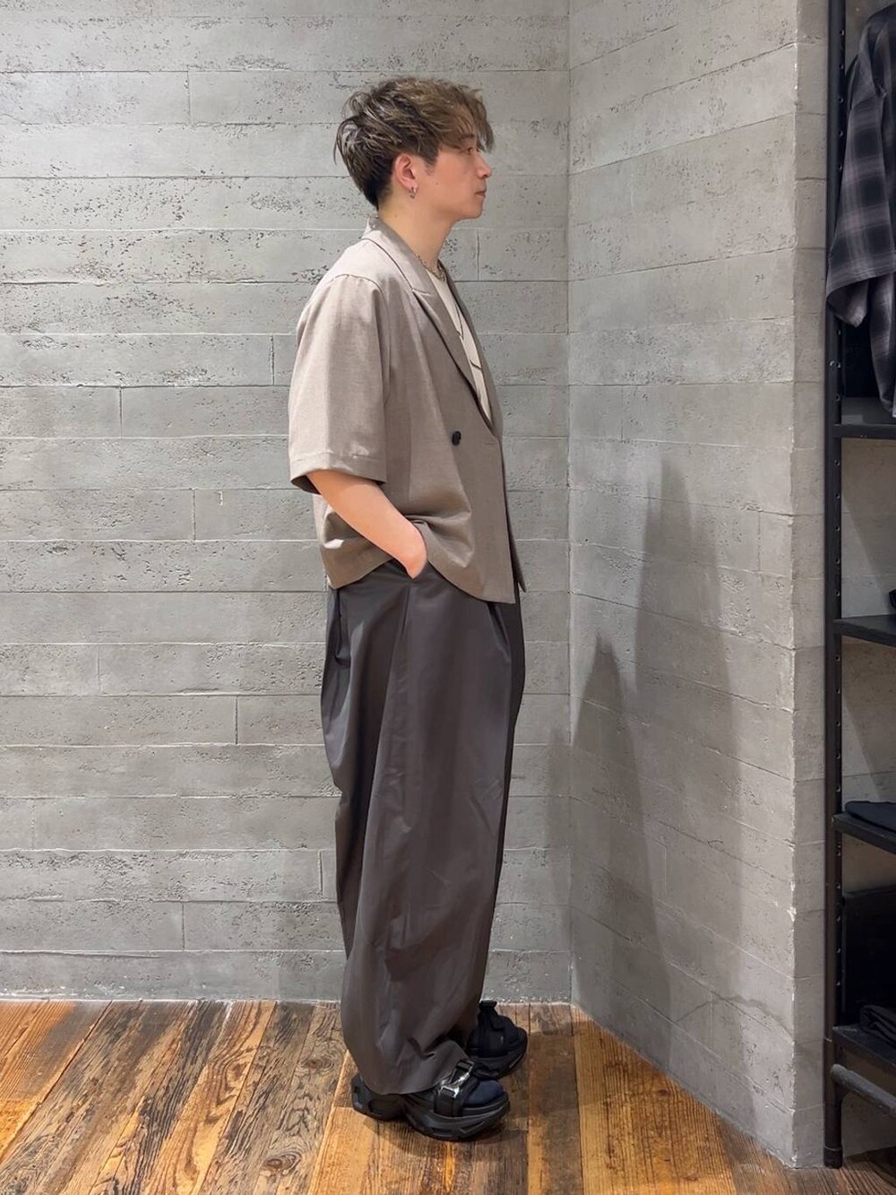 ブラック系のサンダル、グレー系のチノパンツ、ブラウン系のテーラードジャケットを着用したメンズの夏コーディネートの2枚目の写真