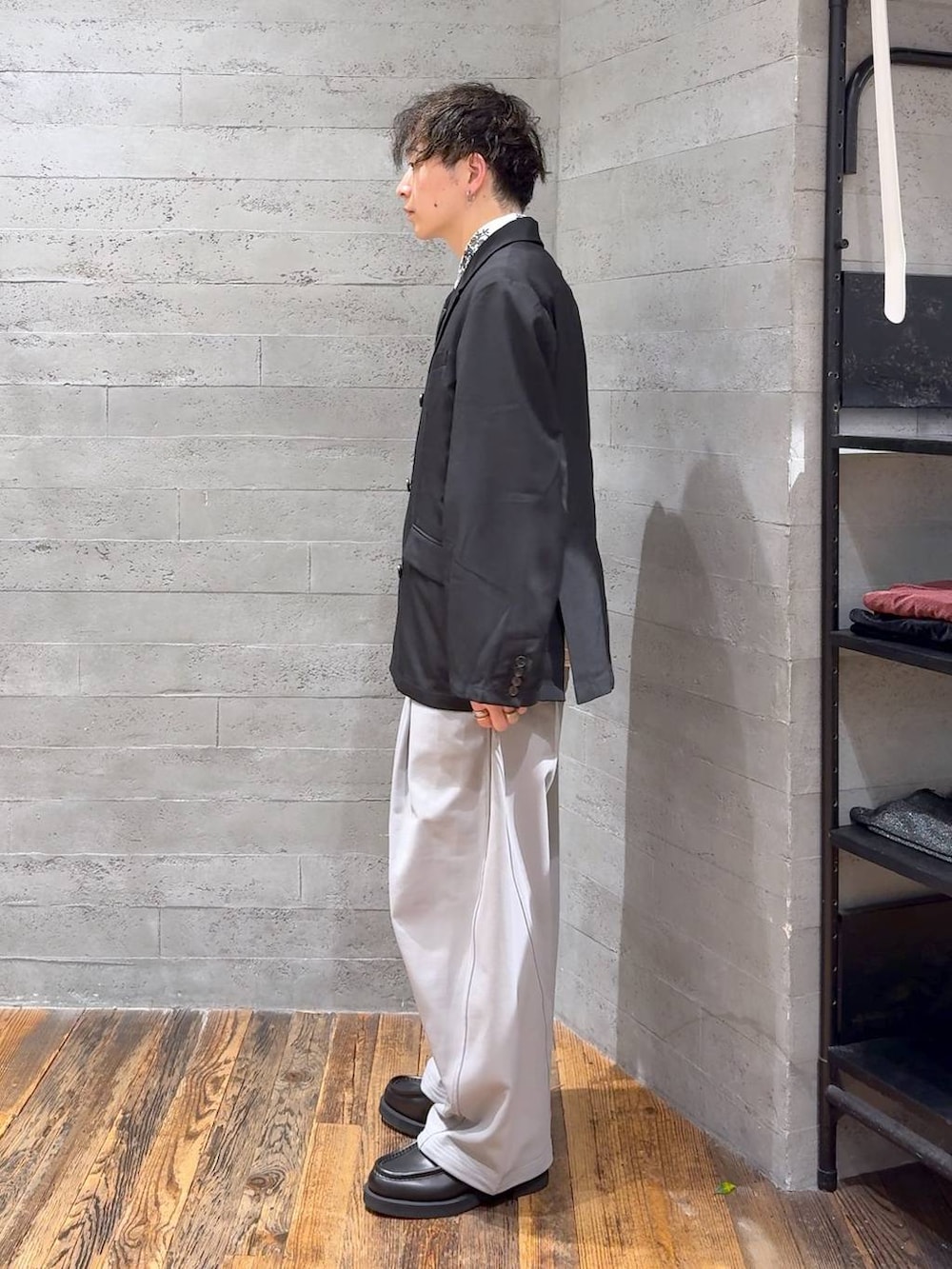 ブラック系のネクタイ、ブラック系のローファー、ブラック系のテーラードジャケットを着用したメンズの秋コーディネートの4枚目の写真