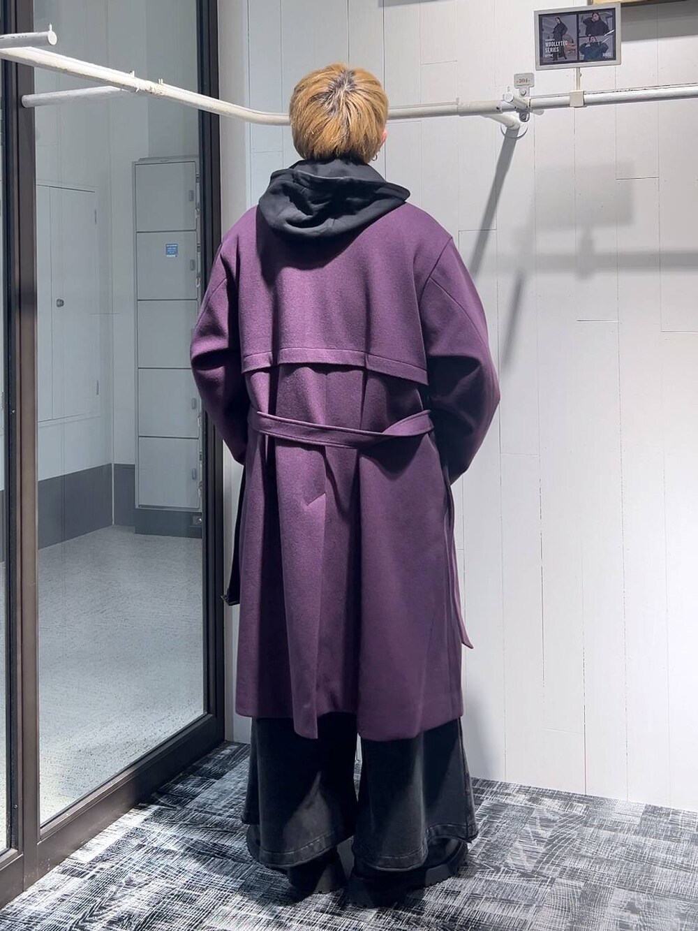 「低身長、きれいめ、モード、オーバーサイズ、HARE、コート、パーカー、ワイドパンツ、冬コーデ」｜「HAREのウーリーテックフラシステンカラーコート(HARE)（ステンカラーコート、パープル系）」を使った、HARE     もりたいさん（メンズ・168cm）の秋コーディネートの3枚目の写真