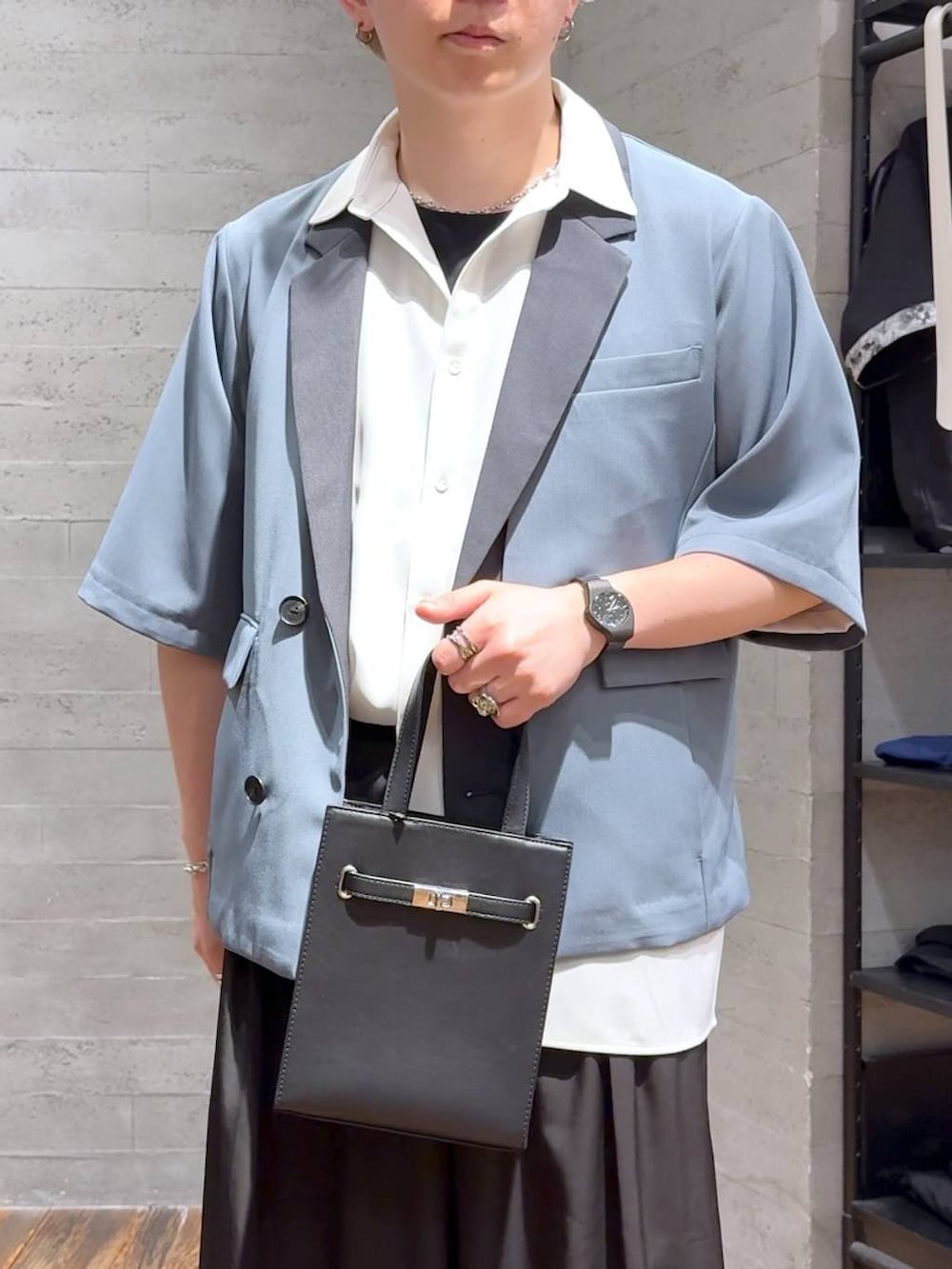 ブラック系のサンダル、ブラック系のTシャツ/カットソー、ブラック系のスラックスを着用したメンズの夏コーディネートの5枚目の写真