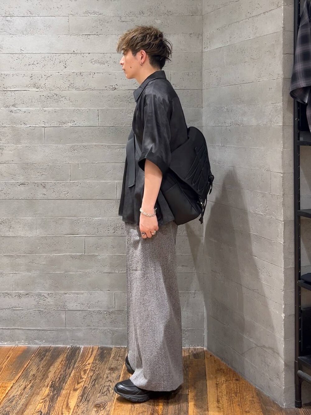 グレー系のシャツ/ブラウス、ブラック系のローファー、ブラック系のTシャツ/カットソーを着用したメンズの夏コーディネートの4枚目の写真