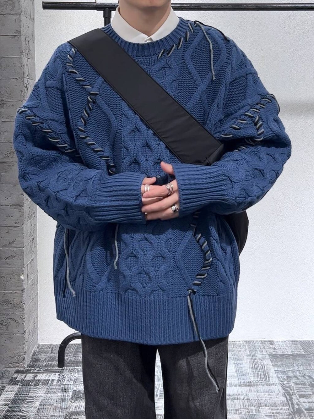 ブラック系のドレスシューズ、ブラック系のデニムパンツ、ホワイト系のシャツ/ブラウスを着用したメンズの秋コーディネートの5枚目の写真