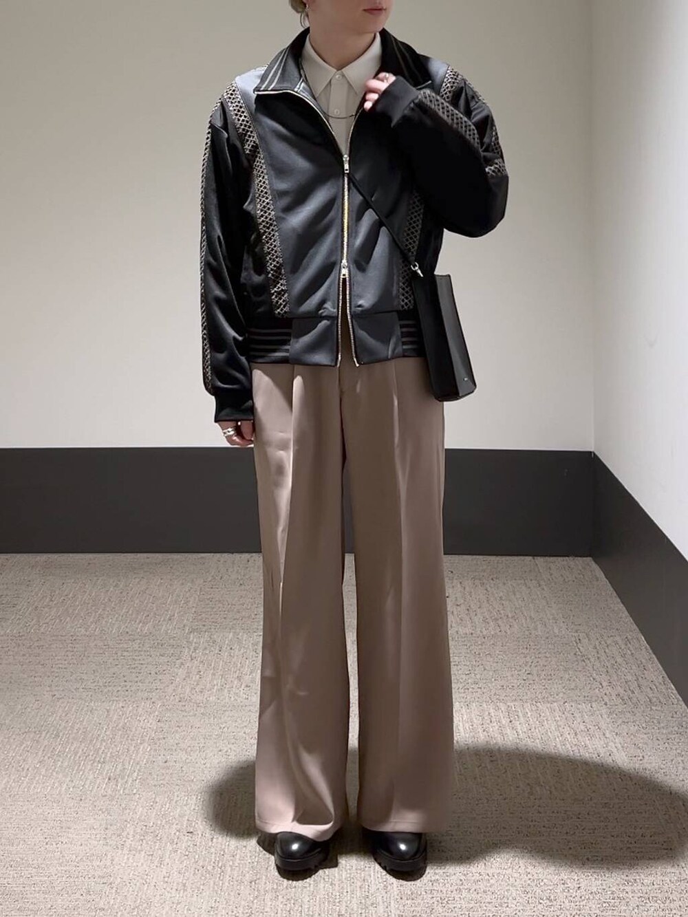 ピンク系のスラックス、ホワイト系のシャツ/ブラウス、ブラック系のドレスシューズを着用したメンズの冬コーディネートの2枚目の写真