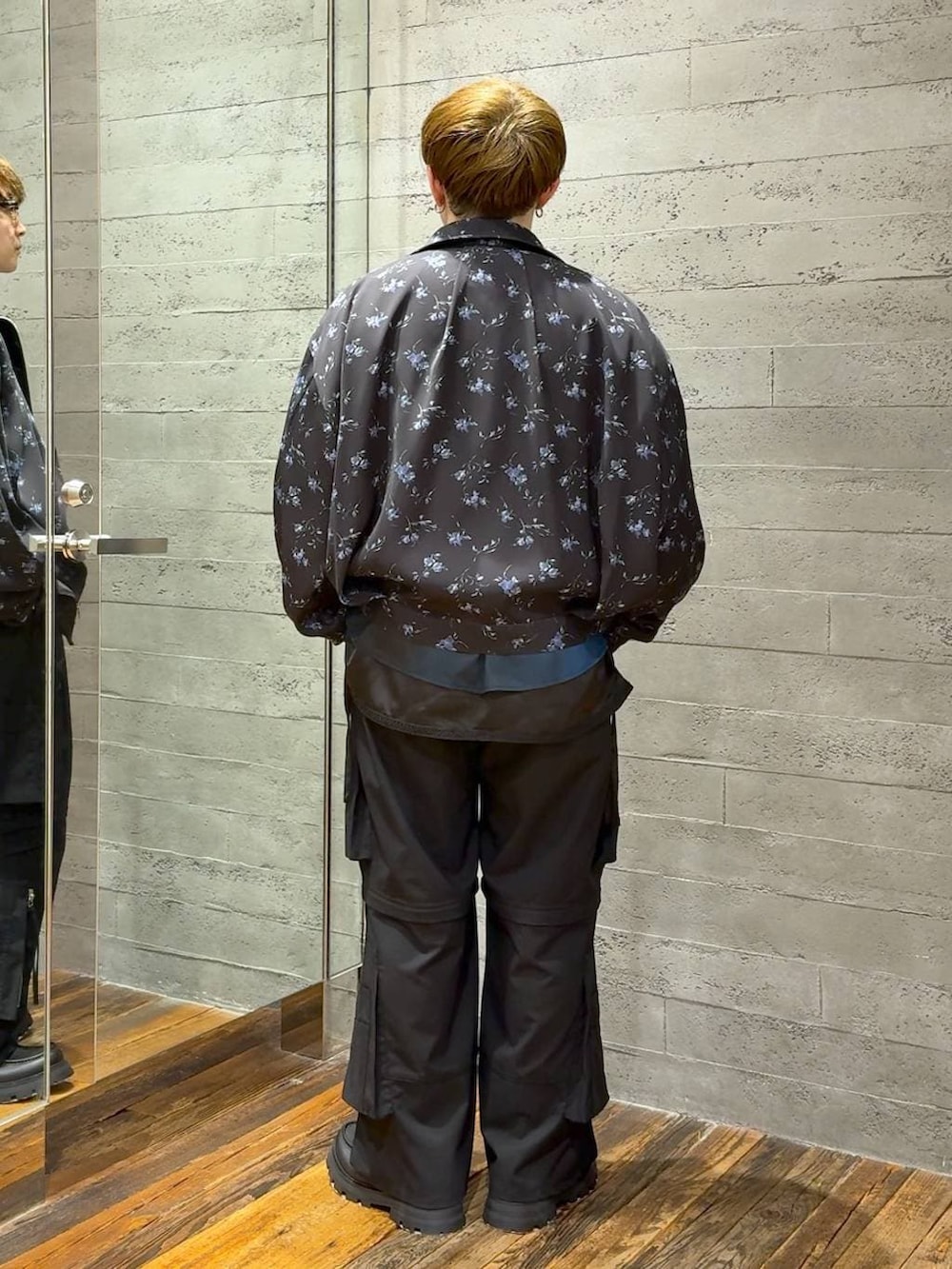 ブラック系のドレスシューズ、ブラック系のブルゾン、ブラック系のカーゴパンツを着用したメンズの春コーディネートの3枚目の写真