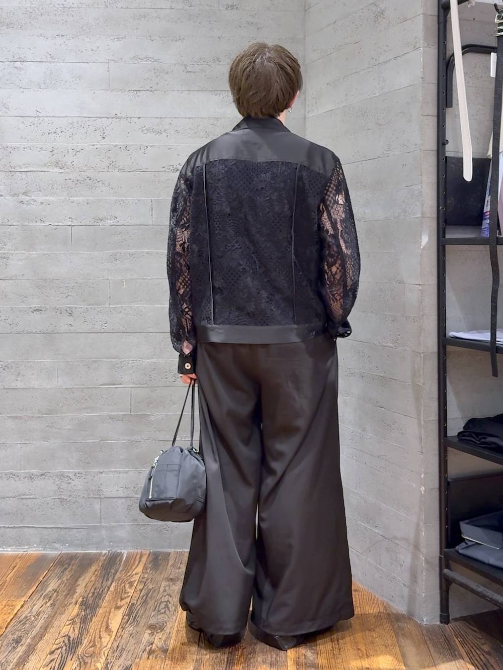 ブラック系のショルダーバッグ、ブラック系のシャツ/ブラウス、ブラック系のサンダルを着用したメンズの夏コーディネートの3枚目の写真