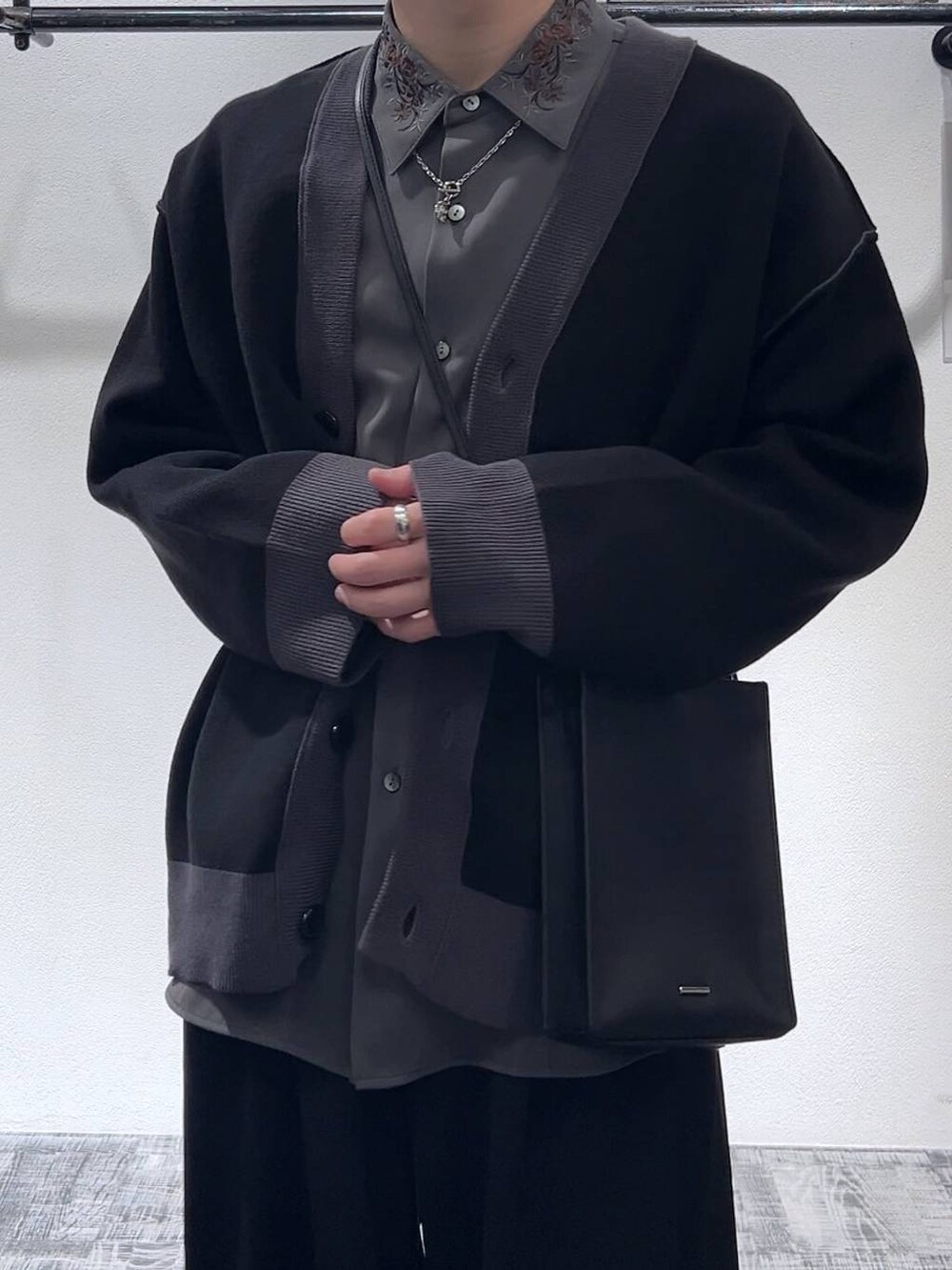 グレー系のシャツ/ブラウス、ブラック系のカーディガン/ボレロ、ブラック系のショルダーバッグを着用したメンズの冬コーディネートの5枚目の写真