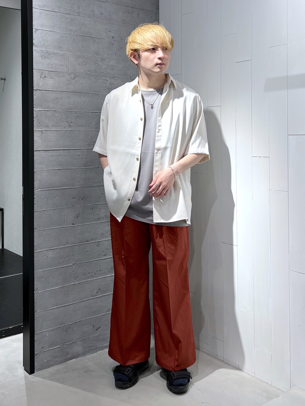 グレー系のTシャツ/カットソー、ホワイト系のシャツ/ブラウス、オレンジ系のその他パンツを着用したメンズの春コーディネートの2枚目の写真
