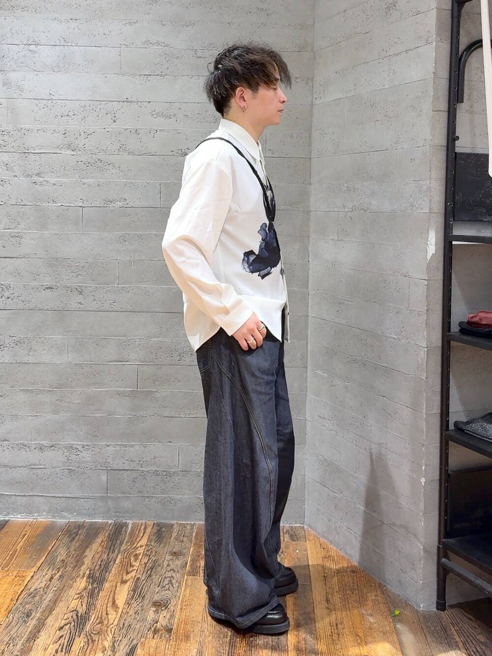 ブルー系のデニムパンツ、ブラック系のローファー、ブラック系のショルダーバッグを着用したメンズの秋コーディネートの2枚目の写真