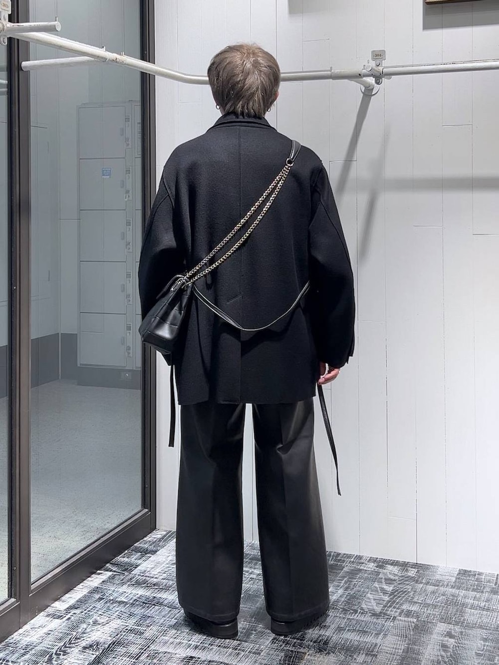 ブラック系のテーラードジャケット、ブラック系のその他パンツ、ブラック系のドレスシューズを着用したメンズの冬コーディネートの3枚目の写真