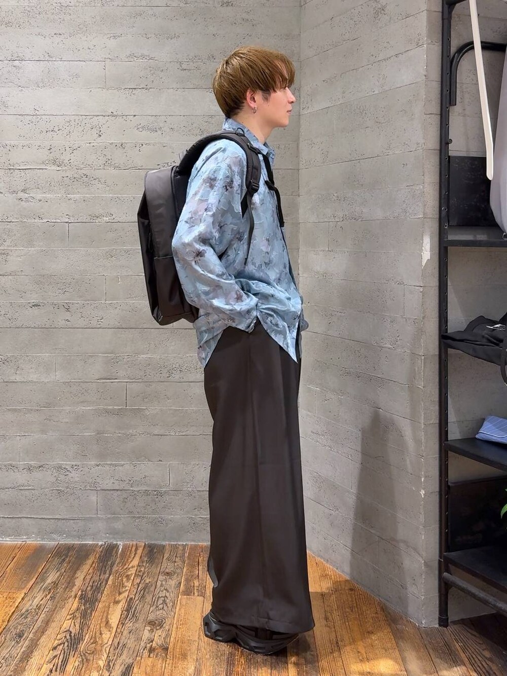 ブラック系のサンダル、ホワイト系のTシャツ/カットソー、ブラック系のバックパック/リュックを着用したメンズの春コーディネートの2枚目の写真