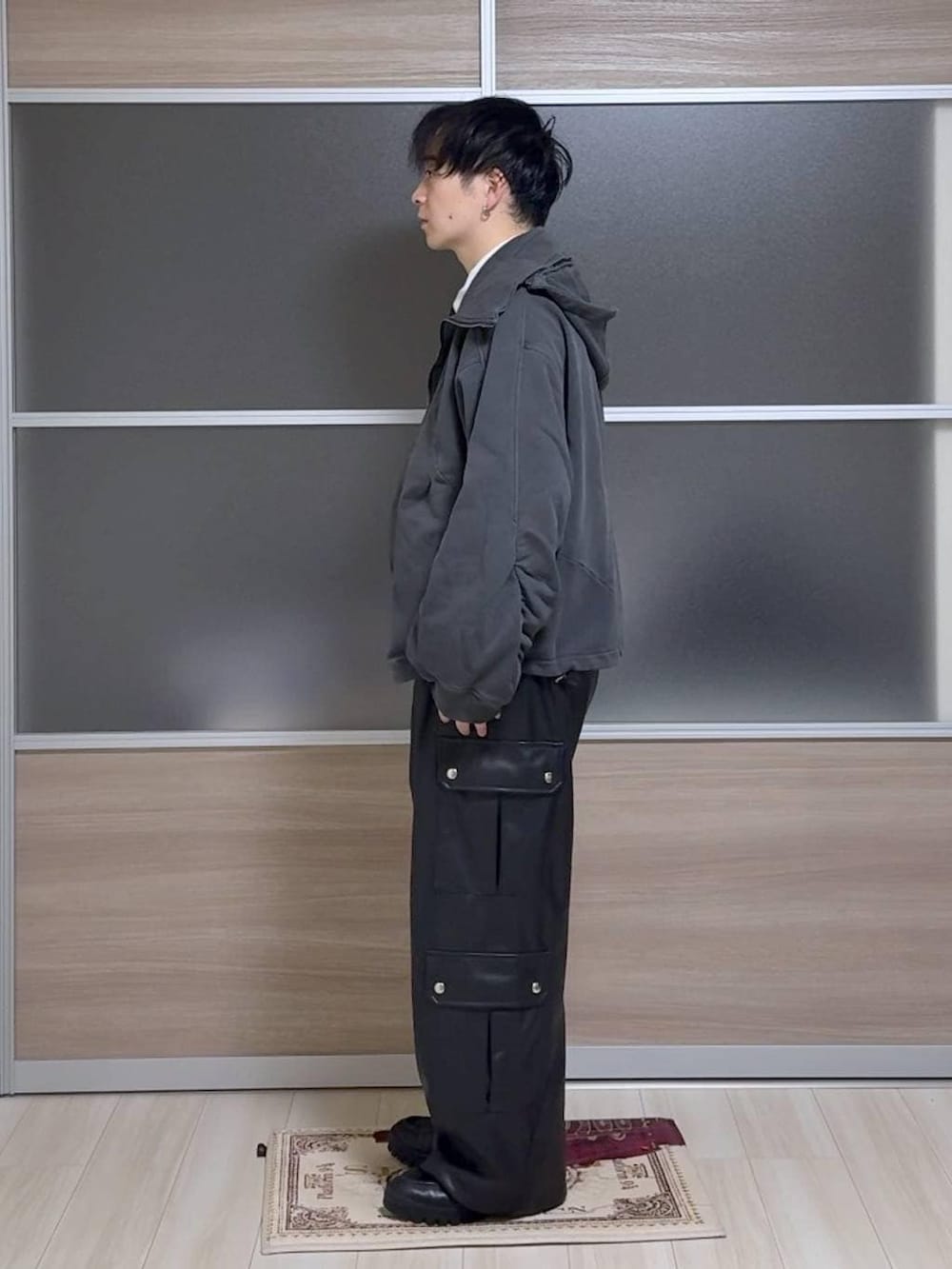 ブラック系のネクタイ、ホワイト系のシャツ/ブラウス、ブラック系のカーゴパンツを着用したメンズの秋コーディネートの4枚目の写真