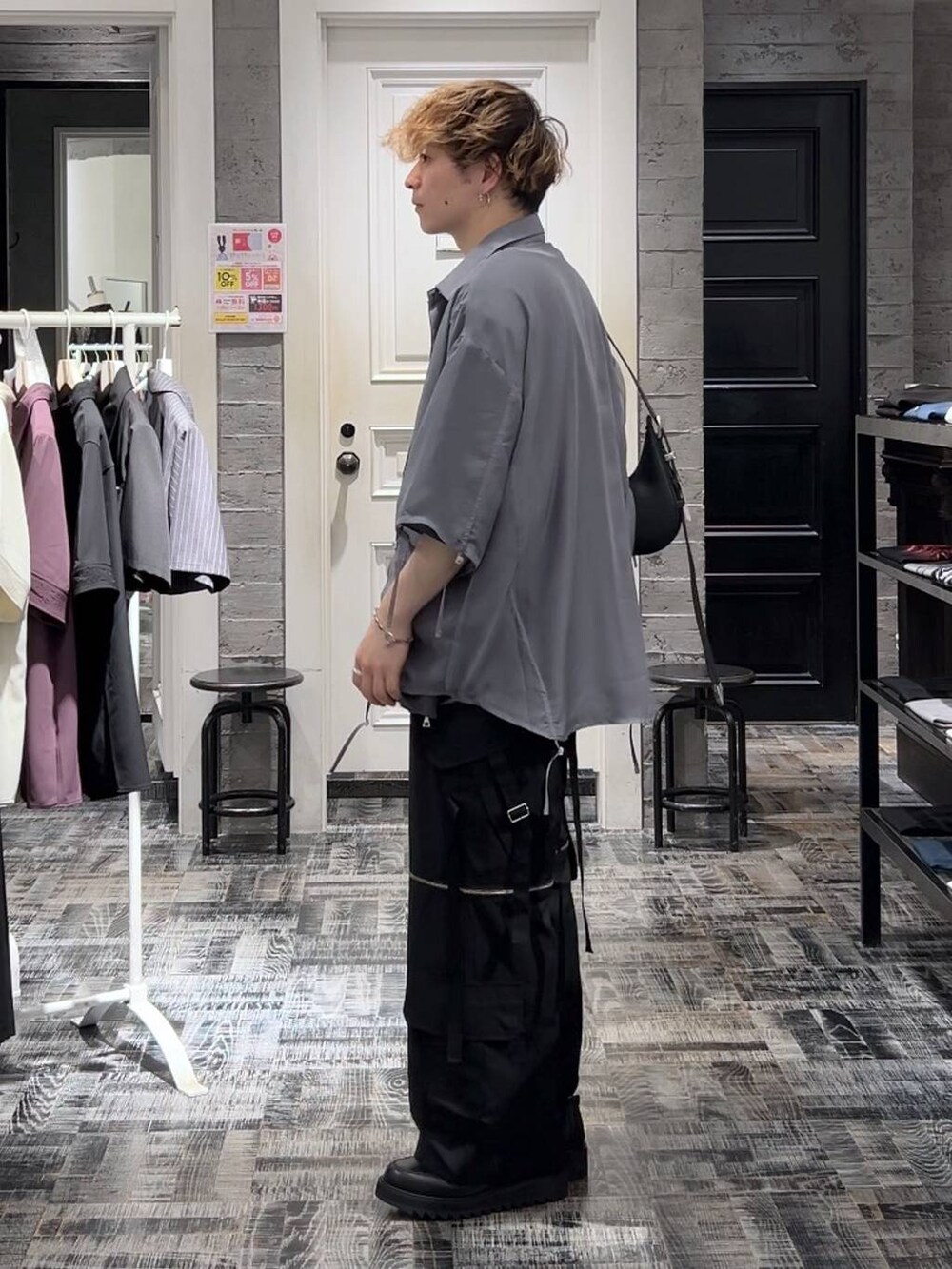 ブラック系のドレスシューズ、ブラック系のTシャツ/カットソー、ブラック系のカーゴパンツを着用したメンズの夏コーディネートの3枚目の写真