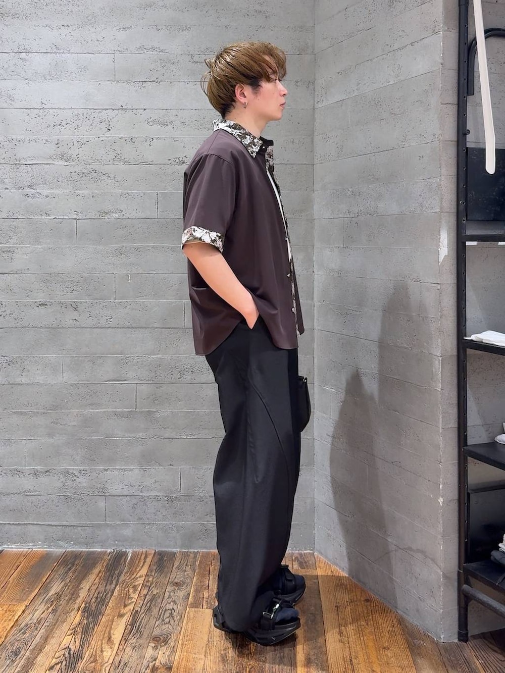 ブラック系のサンダル、ホワイト系のTシャツ/カットソー、ブラック系のスラックスを着用したメンズの春コーディネートの2枚目の写真