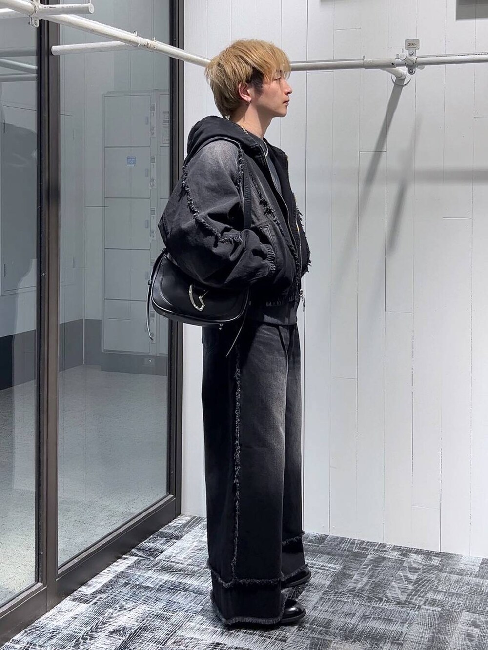 ブラック系のドレスシューズ、ブラック系のショルダーバッグ、ブラック系のスウェットを着用したメンズの冬コーディネートの2枚目の写真