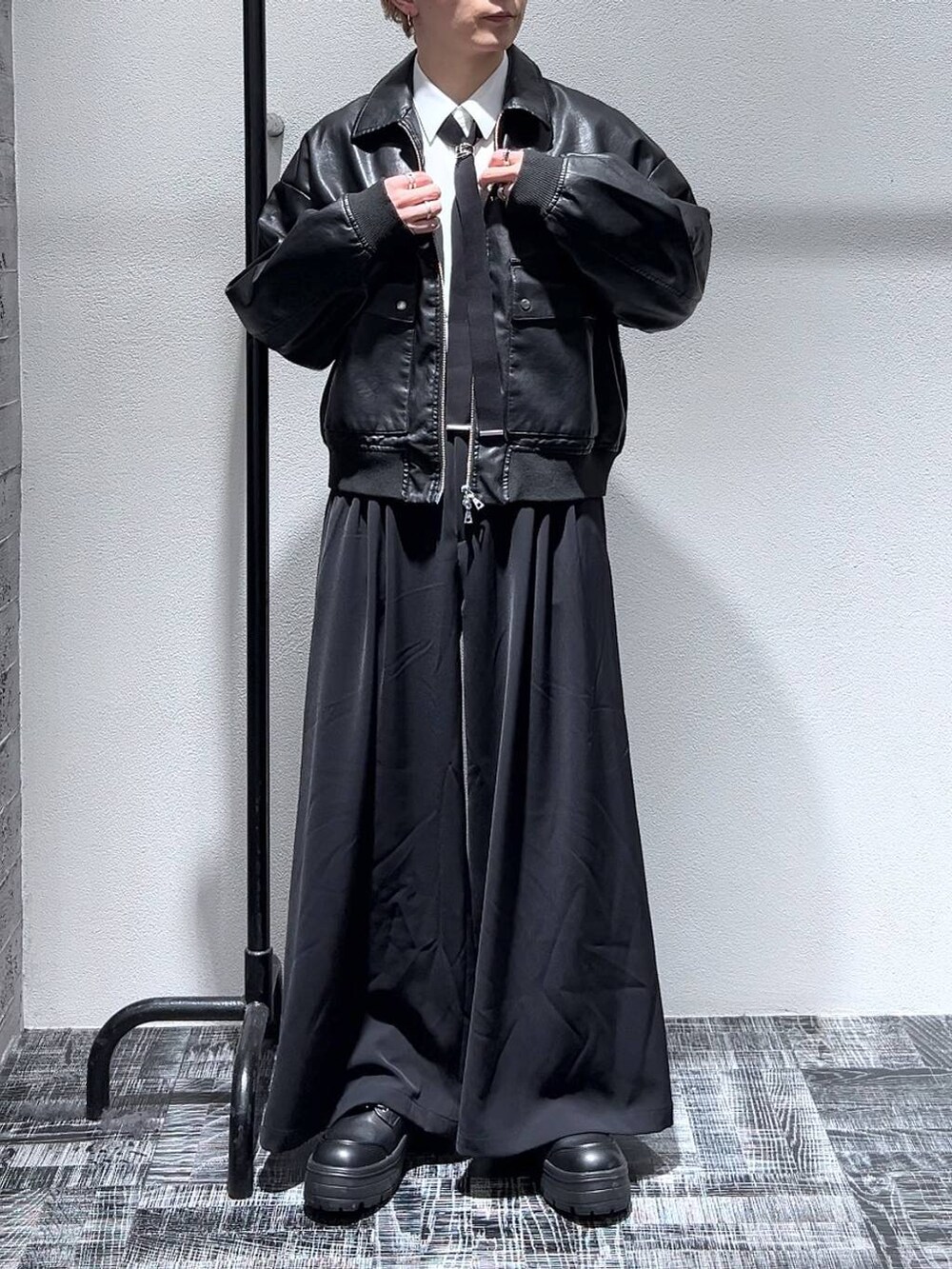 ブラック系のネクタイ、ブラック系のスラックス、ホワイト系のシャツ/ブラウスを着用したメンズの冬コーディネートの2枚目の写真