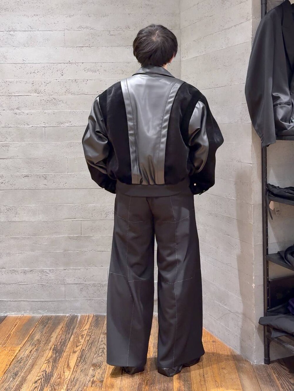 グレー系のシャツ/ブラウス、ブラック系のブーツ、ブラック系のブルゾンを着用したメンズの冬コーディネートの3枚目の写真