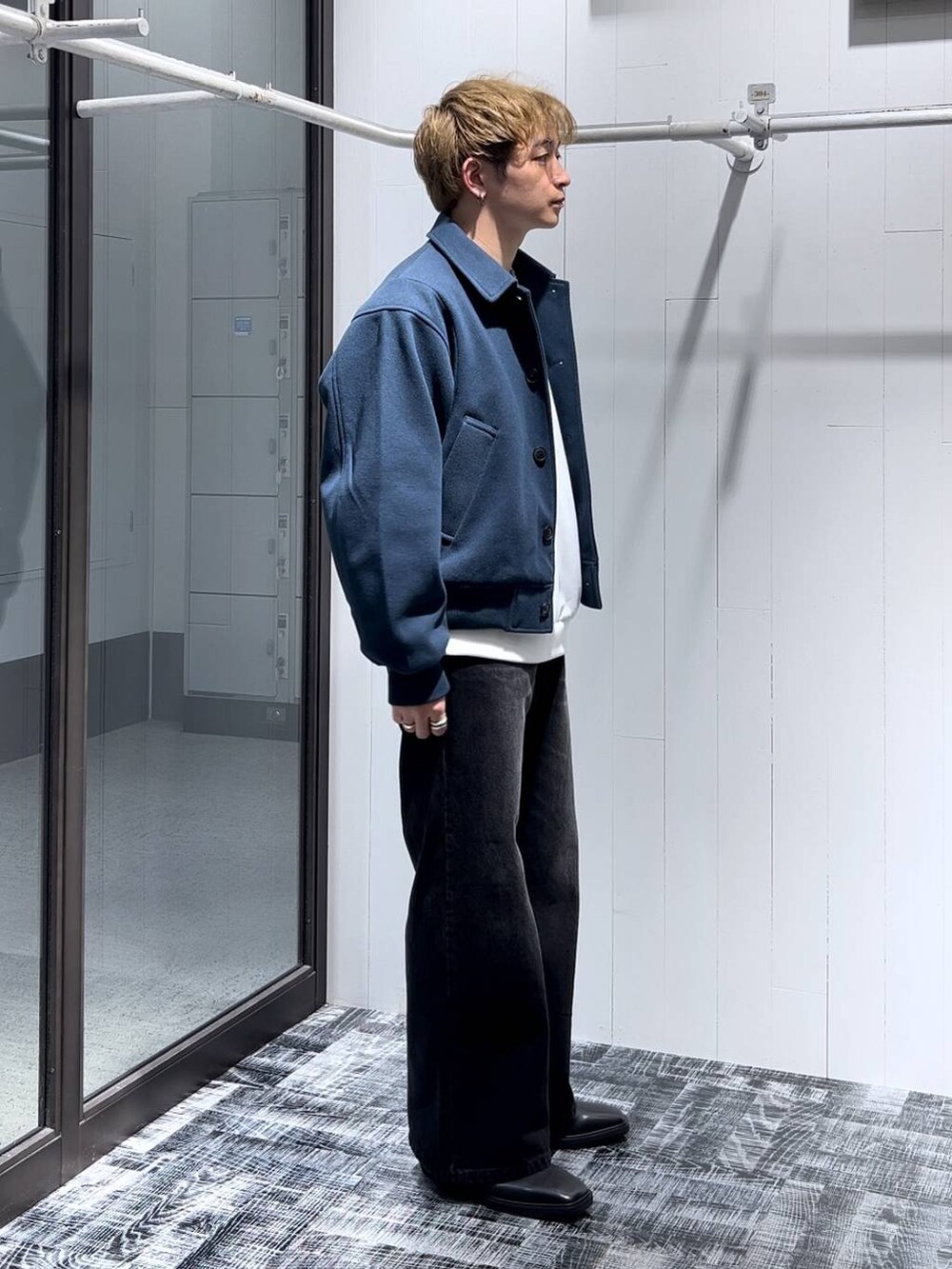 「低身長、きれいめ、モード、オーバーサイズ、HARE、デニムパンツ、ブルゾン、ウーリーテック、ベーシック/シンプル」|「HAREのウーリーテックコンパクトショートブルゾン(HARE)(ブルゾン、グリーン系)」を使った、HARE もりたいさん(メンズ・168cm)の秋コーディネートの2枚目の写真