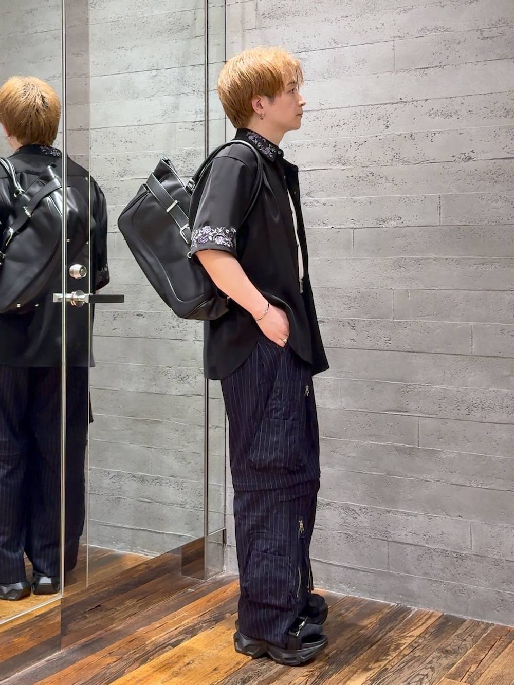 ブラック系のシャツ/ブラウス、ブラック系のサンダル、ホワイト系のTシャツ/カットソーを着用したメンズの夏コーディネートの2枚目の写真