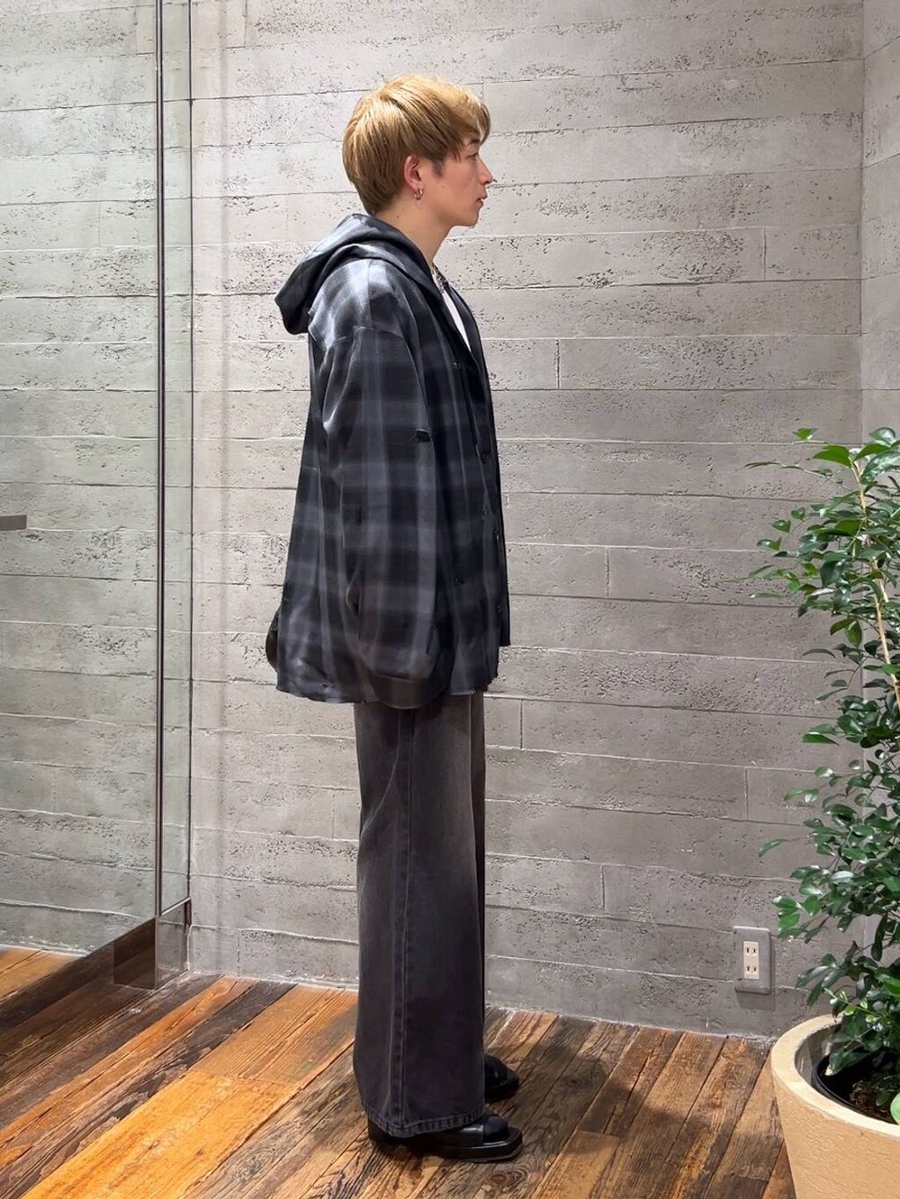 「オーバーサイズ、HARE、デニムパンツ、シャツ、パーカー、サンダル、低身長、きれいめ、モード」|「HAREのステンレスチェーンネックレス(HARE)(ネックレス、シルバー系)」を使った、HARE もりたいさん(メンズ・168cm)の春コーディネートの2枚目の写真