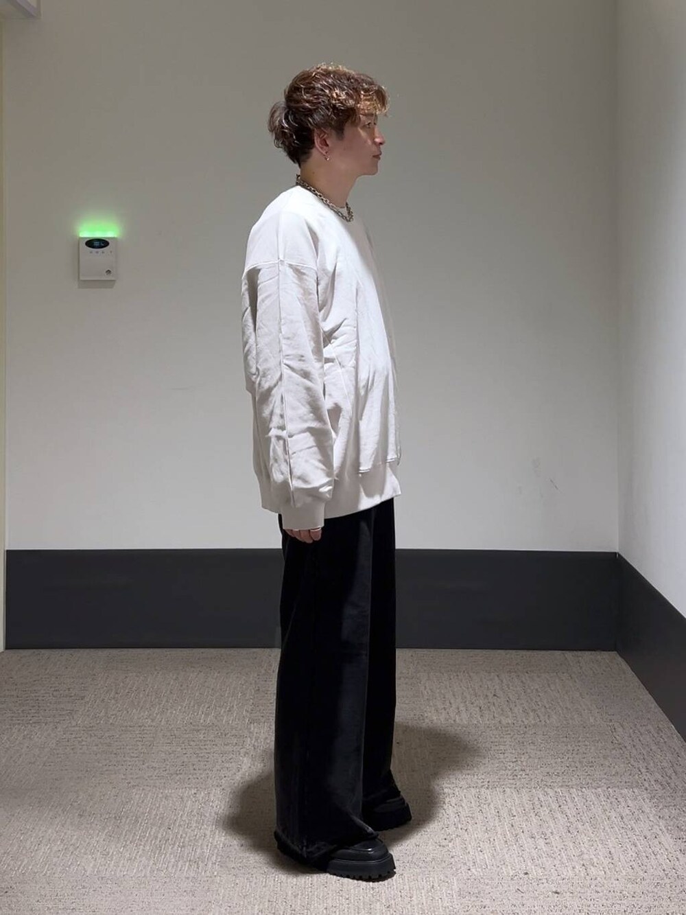 ブラック系のスウェットパンツ、ブラック系のドレスシューズ、グレー系のスウェットを着用したメンズの秋コーディネートの2枚目の写真