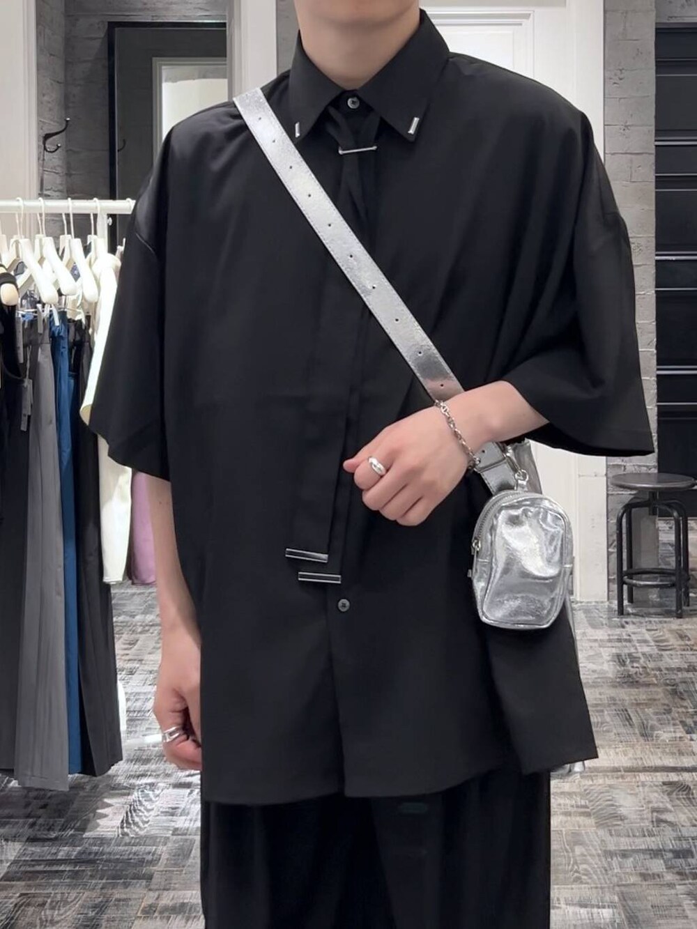 シルバー系のショルダーバッグ、ブラック系のサンダル、ブラック系のシャツ/ブラウスを着用したメンズの夏コーディネートの6枚目の写真