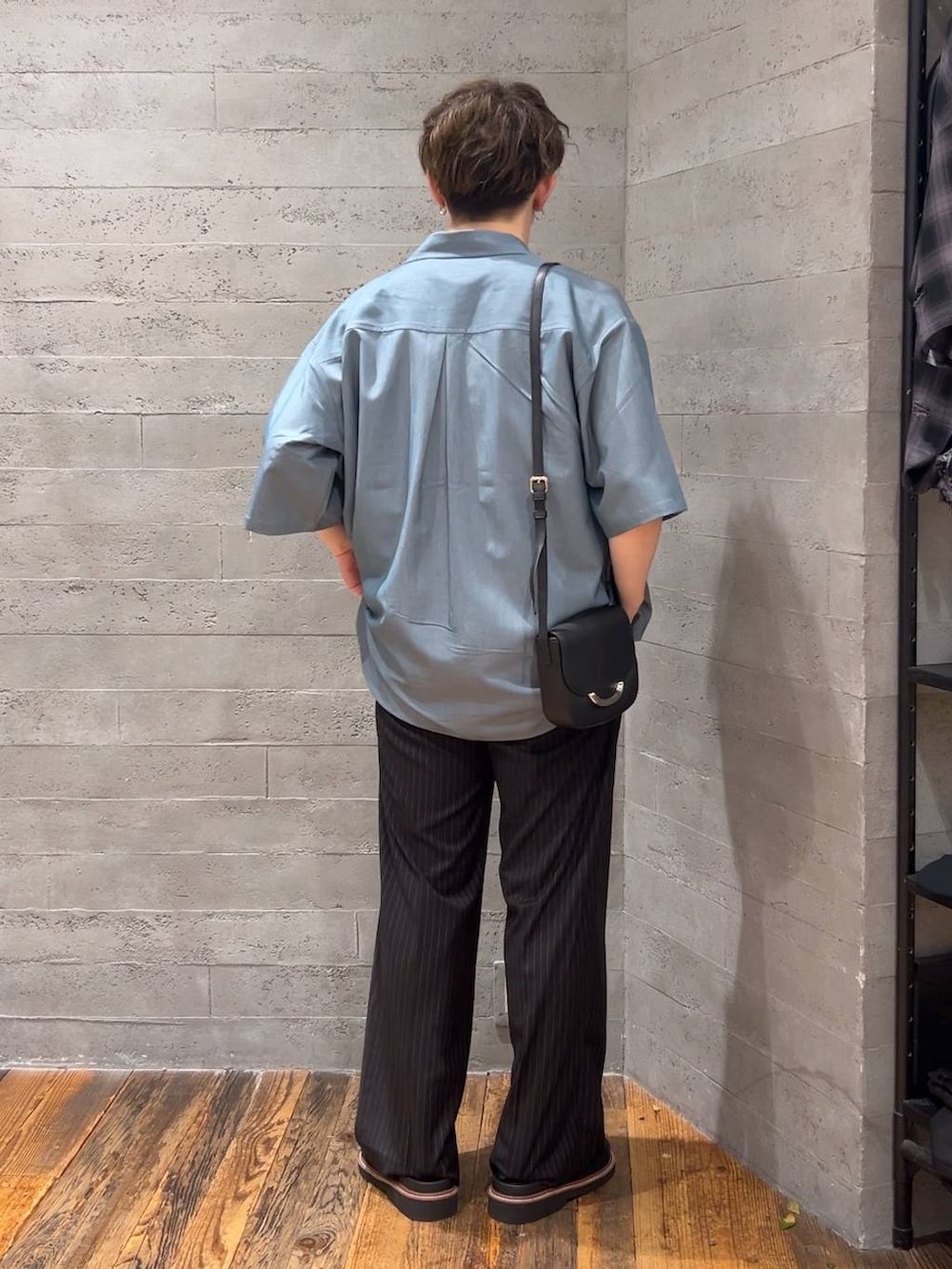 「低身長、きれいめ、モード、オーバーサイズ、HARE、ワイドパンツ、シャツ、夏コーデ、ベーシック/シンプル」｜「HAREのウェスタンバックルベルト(HARE)（ベルト、ブラック系）」を使った、HARE     もりたいさん（メンズ・168cm）の夏コーディネートの3枚目の写真