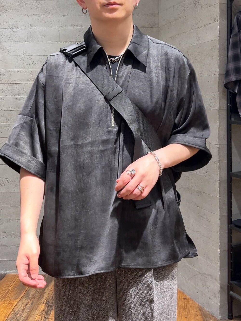 グレー系のシャツ/ブラウス、ブラック系のローファー、ブラック系のTシャツ/カットソーを着用したメンズの夏コーディネートの5枚目の写真