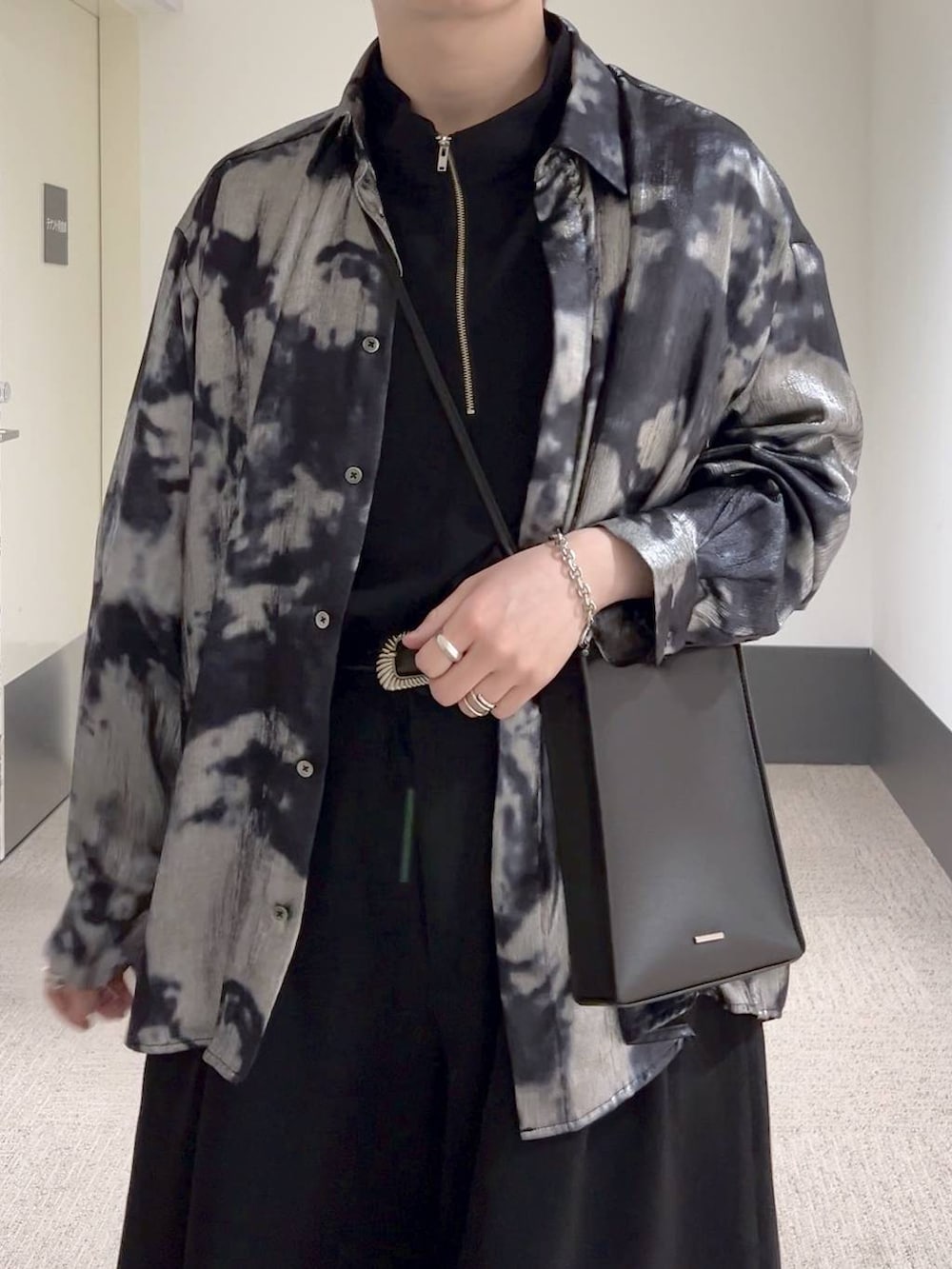 ブラック系のその他パンツ、ブラック系のシャツ/ブラウス、ブラック系のショルダーバッグを着用したメンズの春コーディネートの5枚目の写真