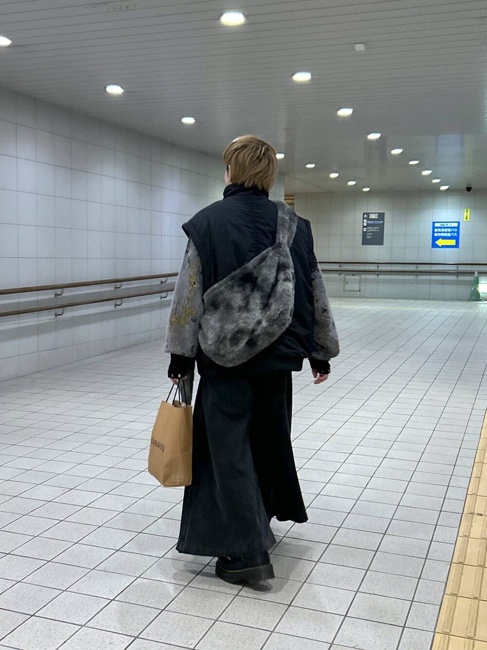 ブラック系のTシャツ/カットソー、グレー系のショルダーバッグ、グレー系のニット/セーターを着用したメンズの秋コーディネートの2枚目の写真