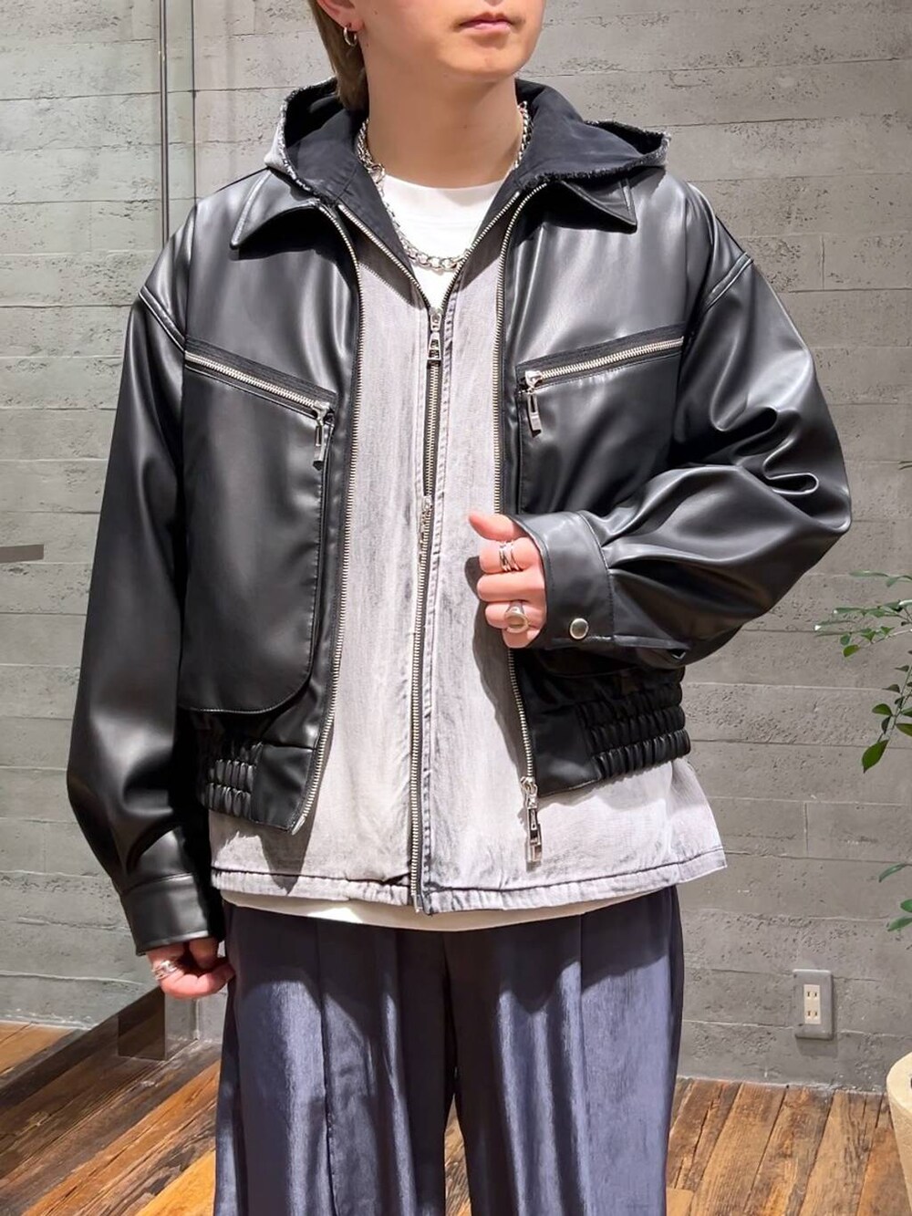 「低身長、きれいめ、モード、オーバーサイズ、HARE、ワイドパンツ、ブルゾン、パーカー、春コーデ」|「HAREのHAREロゴヴィンテージカットLS(HARE)(Tシャツ/カットソー、ホワイト系)」を使った、HARE もりたいさん(メンズ・168cm)の春コーディネートの5枚目の写真