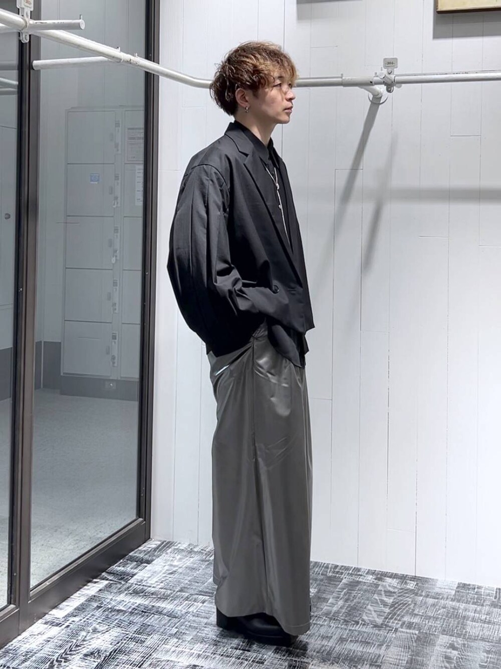 ブラック系のシャツ/ブラウス、ブラック系のドレスシューズ、ブラック系のトートバッグを着用したメンズの秋コーディネートの2枚目の写真