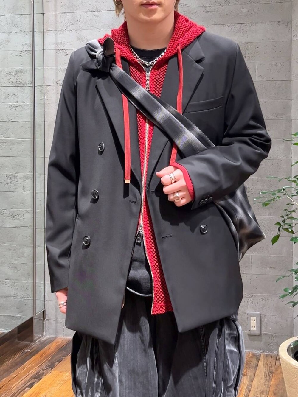 ブラック系のTシャツ/カットソー、ブラック系のテーラードジャケット、ブラック系のドレスシューズを着用したメンズの春コーディネートの5枚目の写真