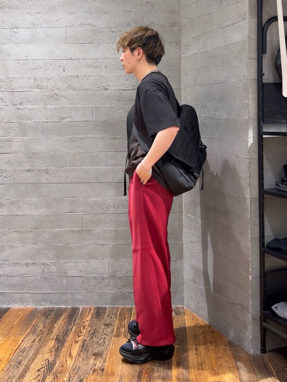 「HARE、ワイドパンツ、Tシャツ、夏コーデ、低身長、きれいめ、モード、オーバーサイズ、ショルダーバッグ」|「HAREのステンレスブレスレット(HARE)(ブレスレット、シルバー系)」を使った、HARE もりたいさん(メンズ・168cm)の夏コーディネートの4枚目の写真