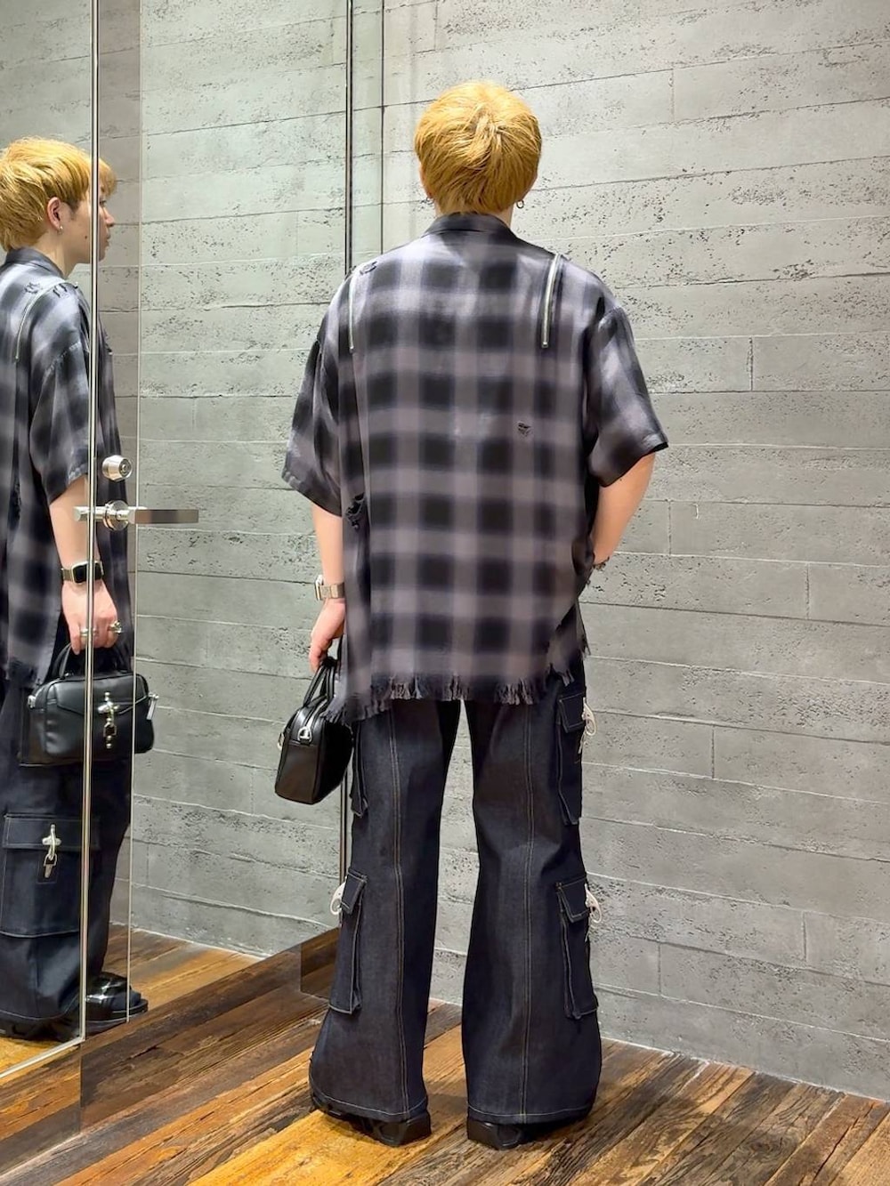 ブラック系のサンダル、ブルー系のデニムパンツ、ブラック系のショルダーバッグを着用したメンズの春コーディネートの3枚目の写真