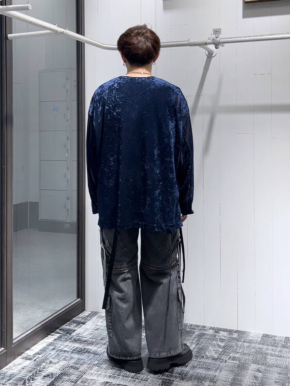 グレー系のデニムパンツ、ブラック系のドレスシューズ、グレー系のTシャツ/カットソーを着用したメンズの夏コーディネートの5枚目の写真