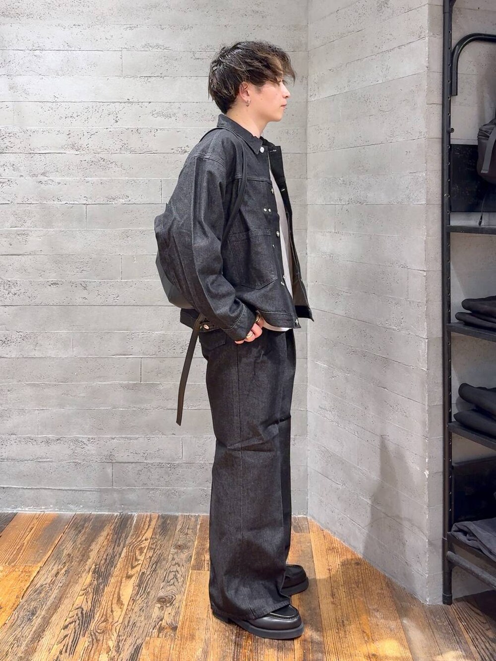 ブラック系のデニムパンツ、ブラック系のデニムジャケット、ブラック系のローファーを着用したメンズの秋コーディネートの2枚目の写真