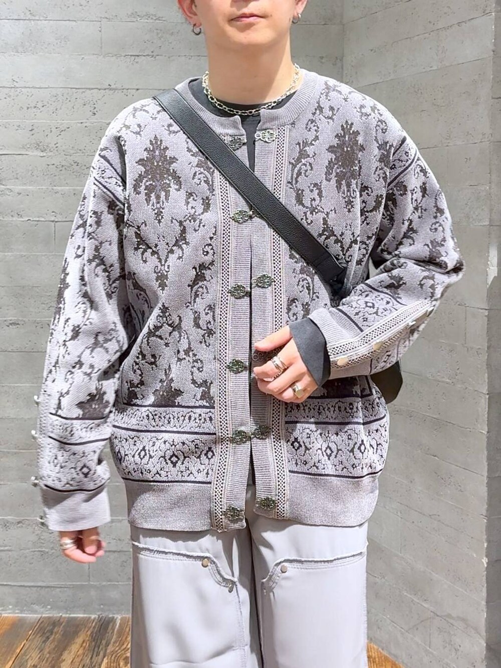 グレー系のTシャツ/カットソー、グレー系のカーディガン/ボレロ、ブラック系のショルダーバッグを着用したメンズの秋コーディネートの5枚目の写真