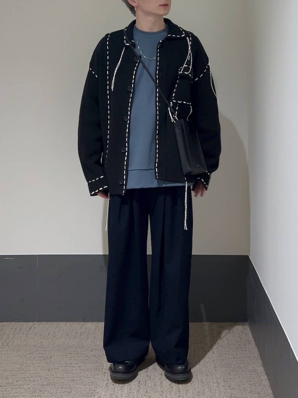 ブルー系のスウェット、ブラック系のシャツ/ブラウス、ブラック系のショルダーバッグを着用したメンズの冬コーディネートの2枚目の写真